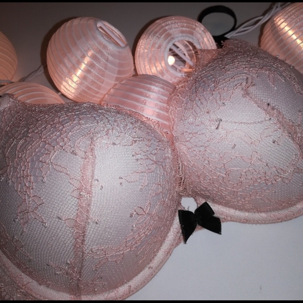 Victoria’s Secret 34B bombshell bra